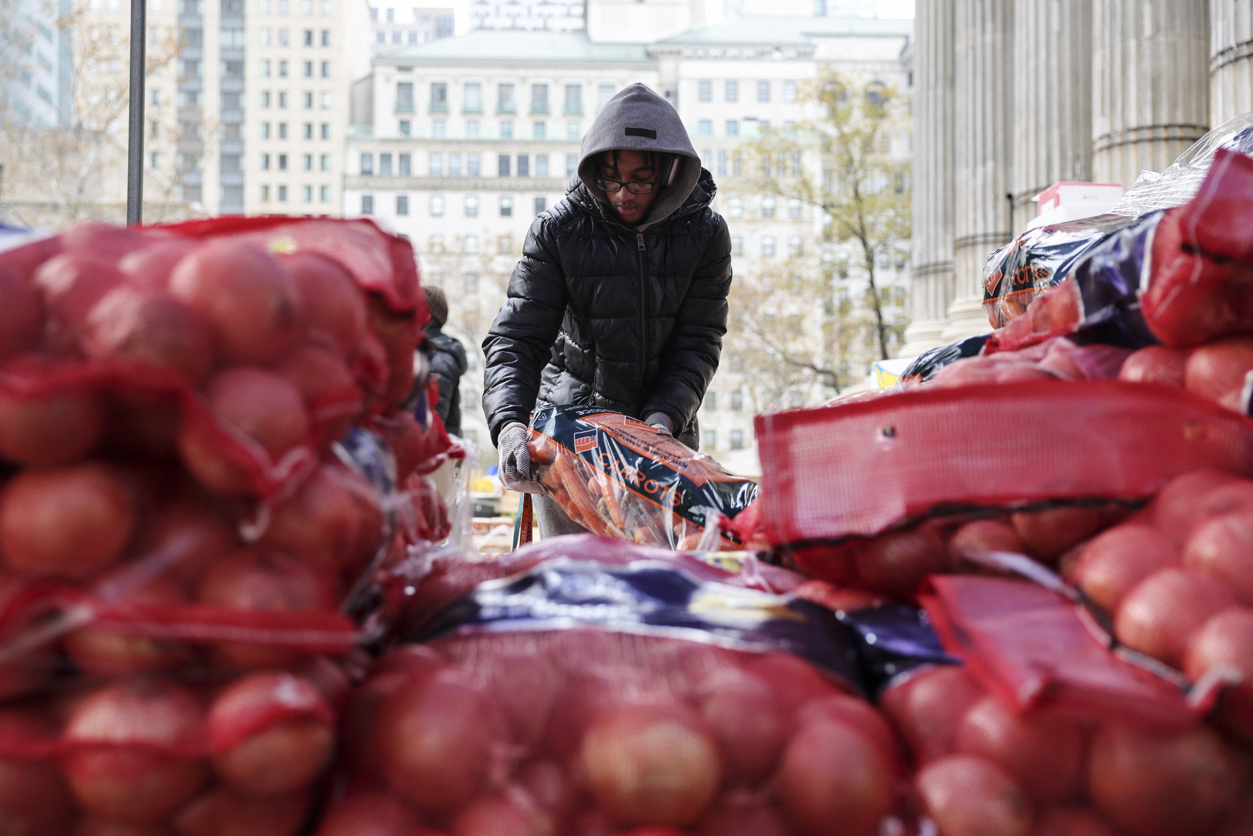Ein Freiwilliger bei der Verteilung von Lebensmitteln vor der Brooklyn Borough Hall in New York City, 21. November 2025. 
