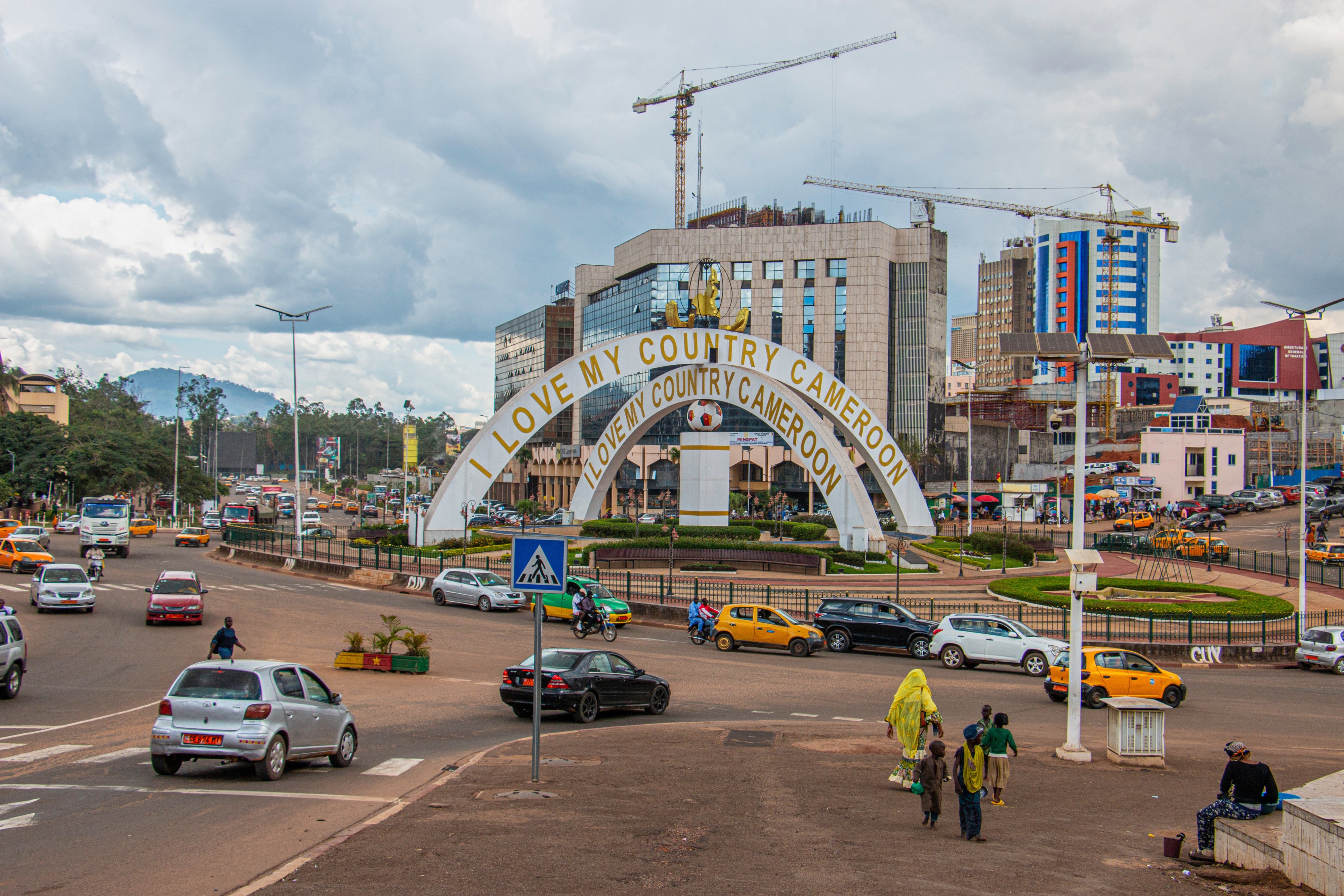 Des voitures traversent un carrefour près d'un monument à Yaoundé, au Cameroun, le 12 septembre 2025.