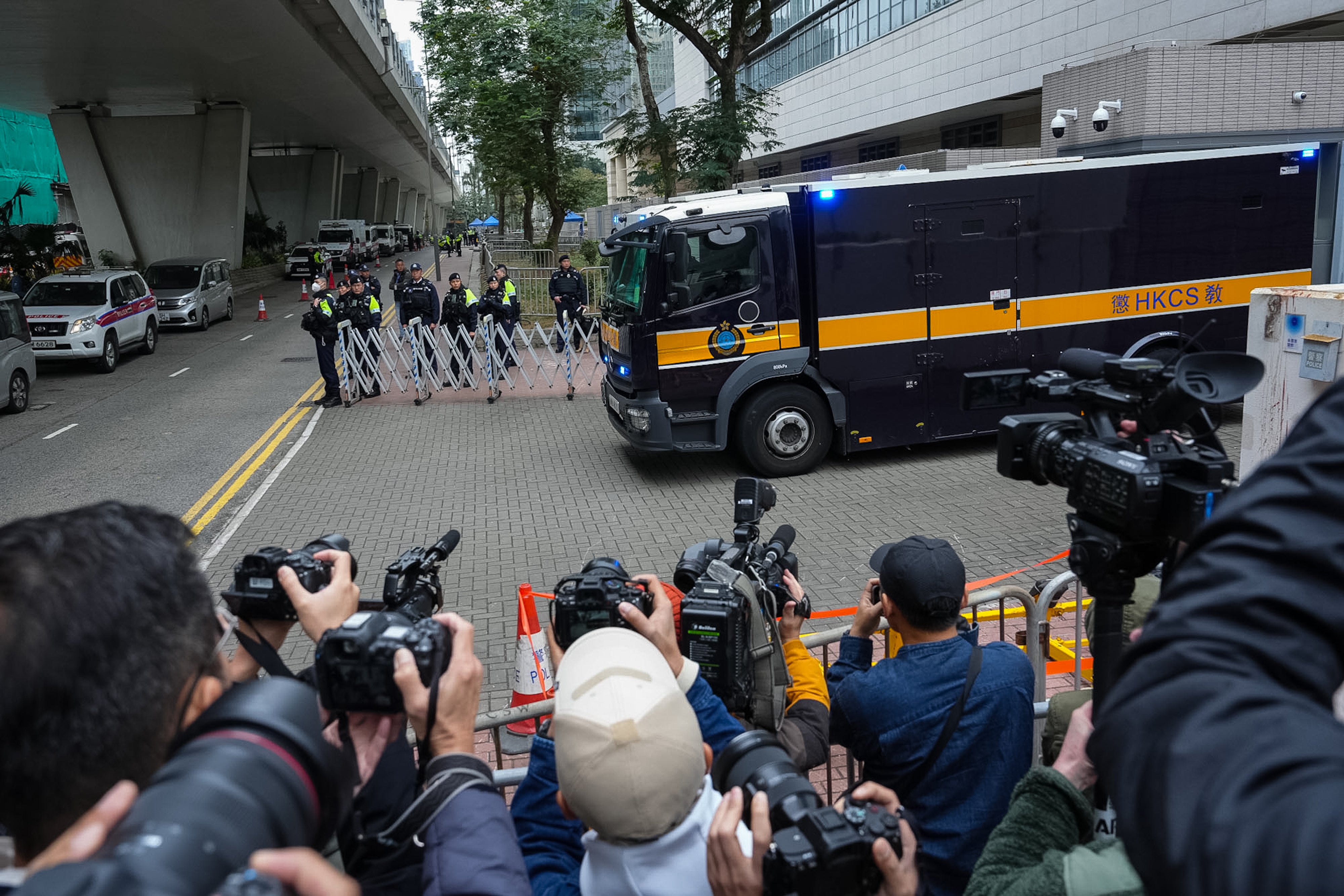 Un véhicule du département des services pénitentiaires de Hong Kong, transportant l’ex-patron de presse et activiste pro-démocratie Jimmy Lai, quittait le Tribunal de première instance de West Kowloon de Hong Kong, suite à sa condamnation à 20 ans de prison, le 9 février 2026.