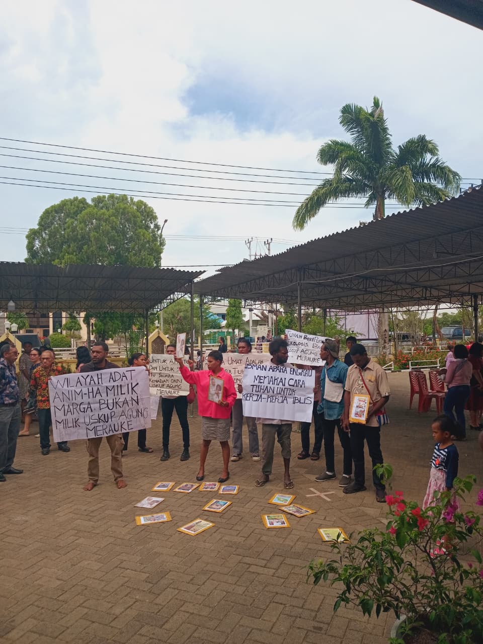 Anggota Suara Kaum Awam Katolik Regio Papua berkumpul di halaman Katedral Santo Fransiskus Xaverius  di Merauke, Indonesia, minta agar Gereja Katolik melindungi orang asli Papua dari kebijakan pemerintah, 25 Januari 2026.