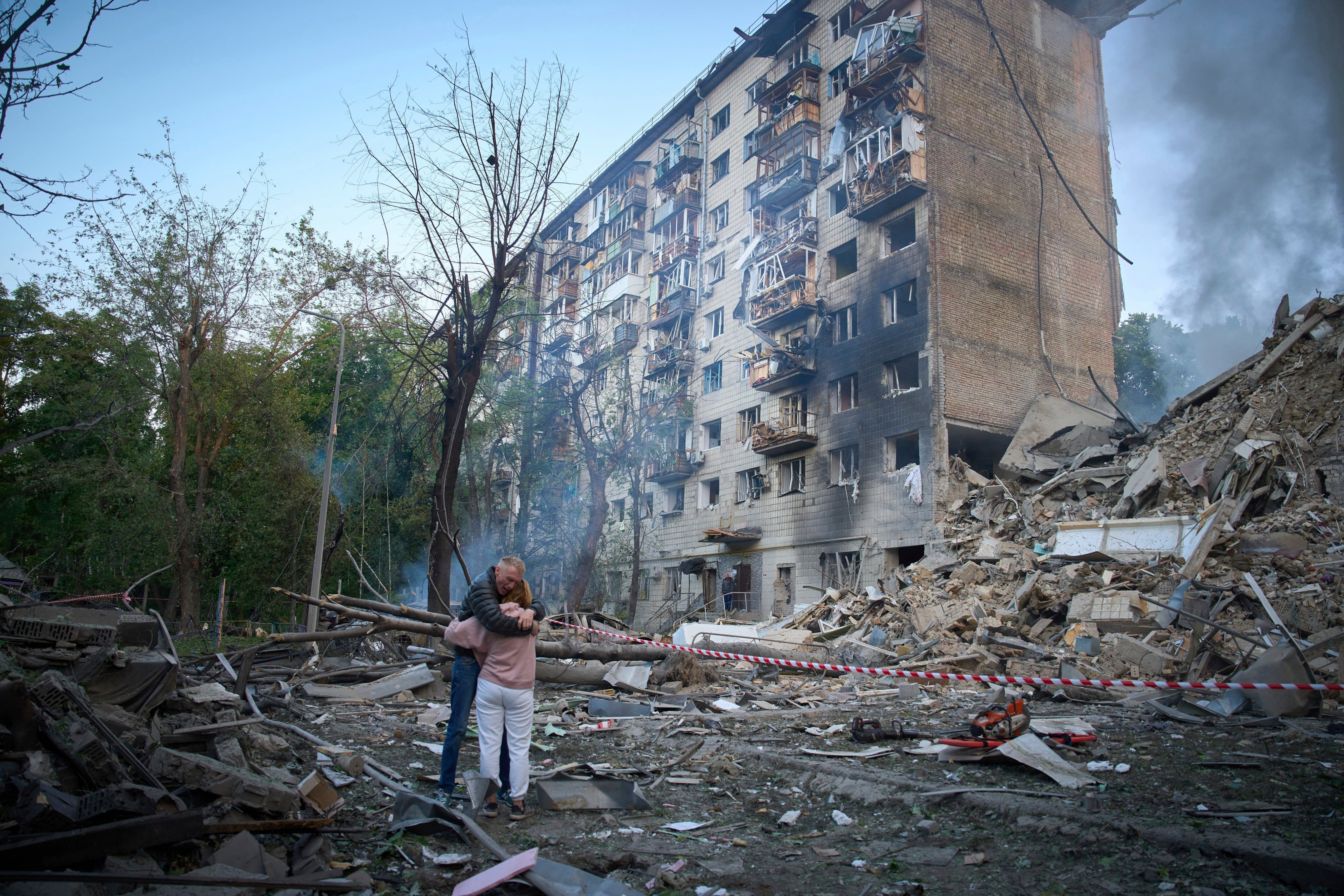 Anwohner*innen zeigen ihre Reaktion, nachdem ein russischer Raketenangriff ein Wohnhaus beschädigt hat, Kyiw, Ukraine, 17. Juni 2025.