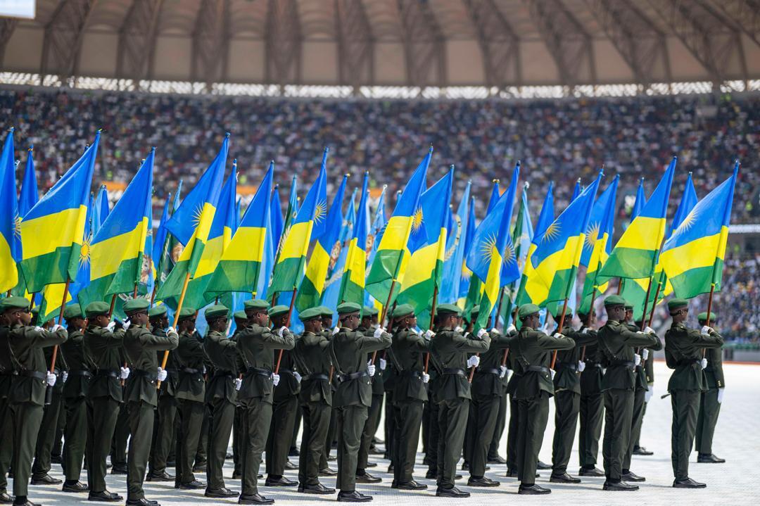 Des membres des Forces rwandaises de défense défilent lors de la cérémonie d'investiture du président Paul Kagame au stade Amahoro à Kigali le 11 août 2024.