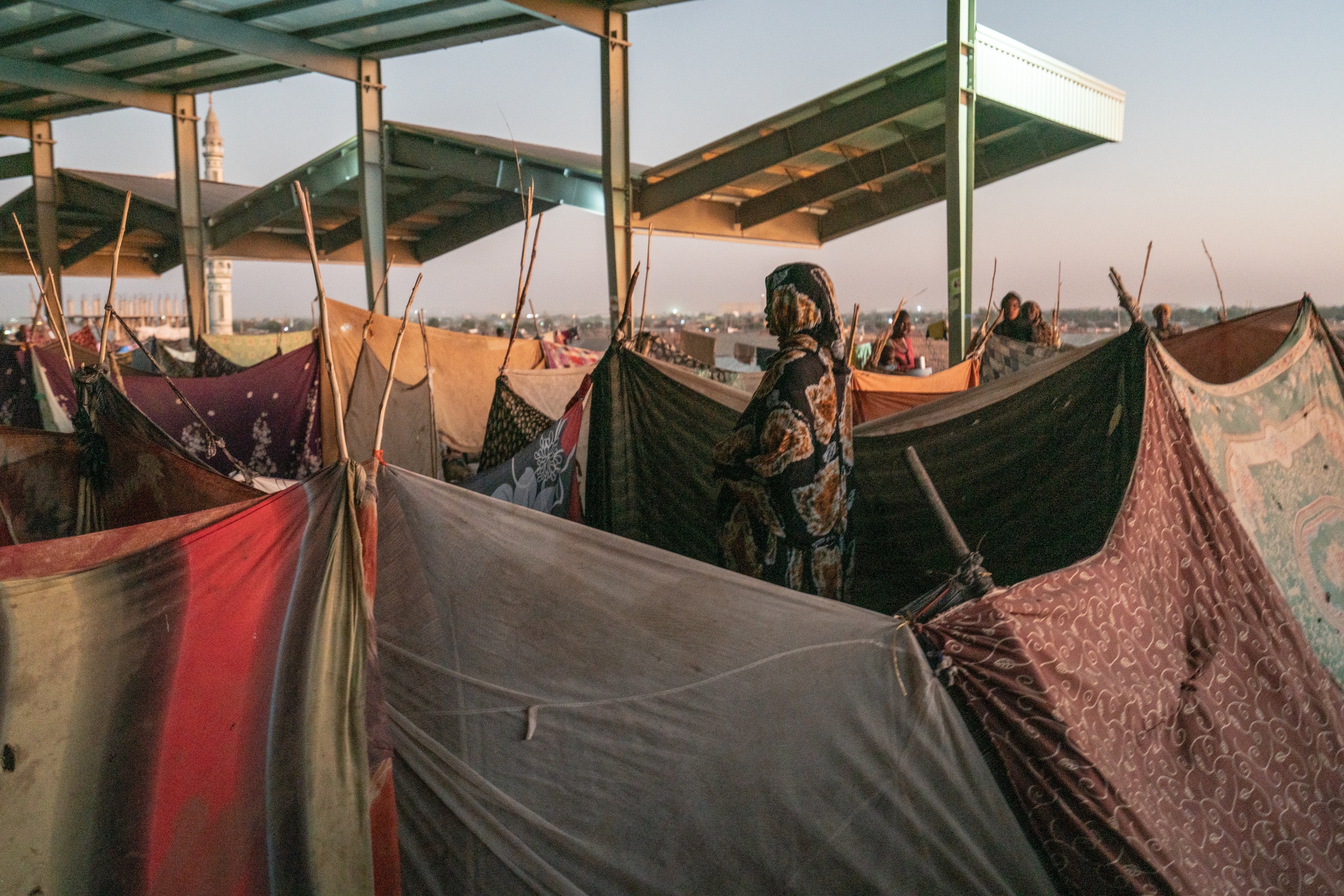 Ein ehemaliger Busbahnhof beherbergt Binnenvertriebene, die während einer Massenflucht aus der Region Sinjar/Sannar südlich von Khartum, Sudan, nach Gedaref gekommen sind, Juli 2024.