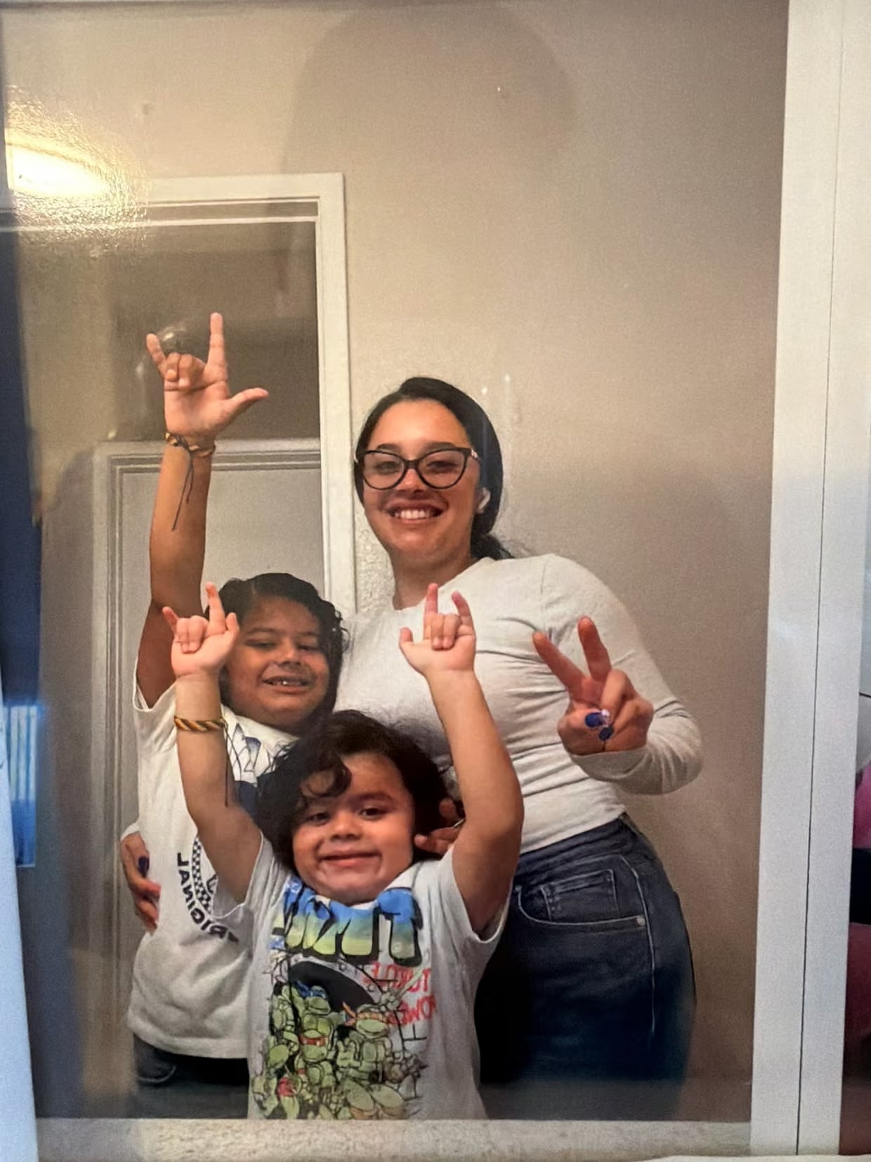 Lesly Rodríguez Gutiérrez (R) y sus dos hijos, de cinco y seis años, fueron detenidos por ICE en San Francisco, California, Estados Unidos, el 3 de marzo de 2026.