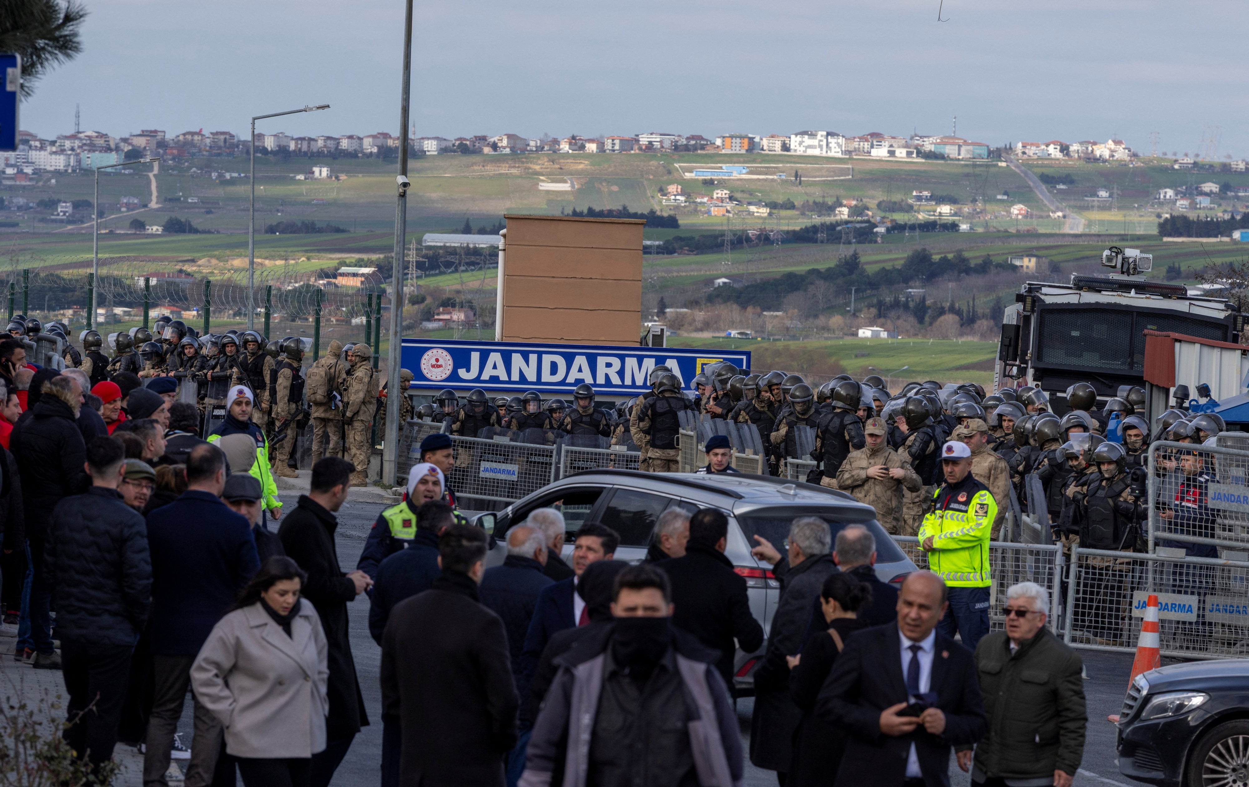 Ekrem İmamoğlu ile 406 sanığın yargılandığı davanın ilk gününde, Marmara Ceza İnfaz Kurumu ve duruşma salonlarının girişinde jandarmalar sıralandı, Silivri, İstanbul, 9 Mart 2026