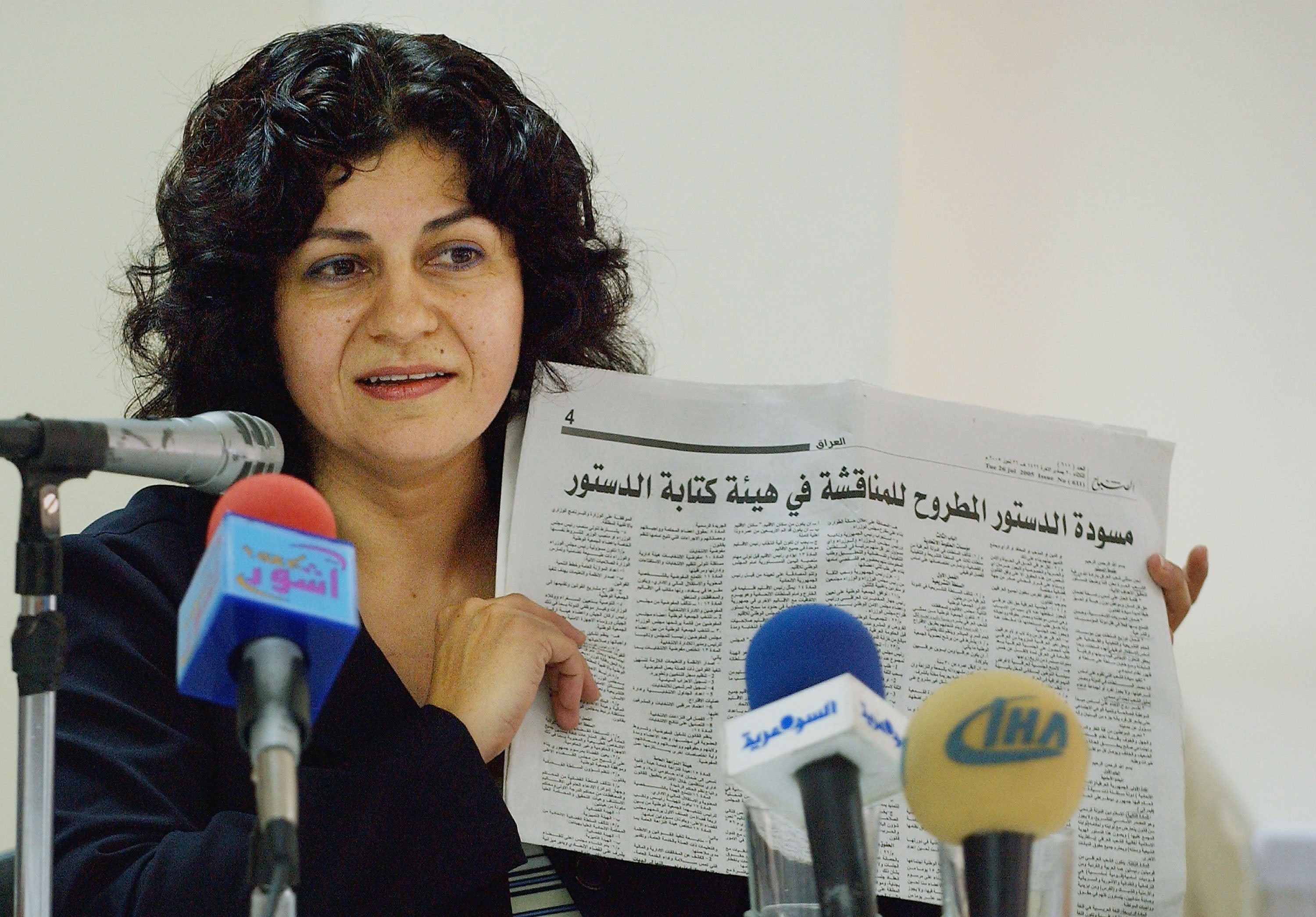 Yanar Mohammed, fondatrice de l'Organisation pour la liberté des femmes en Irak, s'adressait à des journalistes lors d’une conférence de presse à Bagdad, le 28 juillet 2005. Yanar Mohammed a été assassinée devant son domicile à Bagdad, le 2 mars 2026.