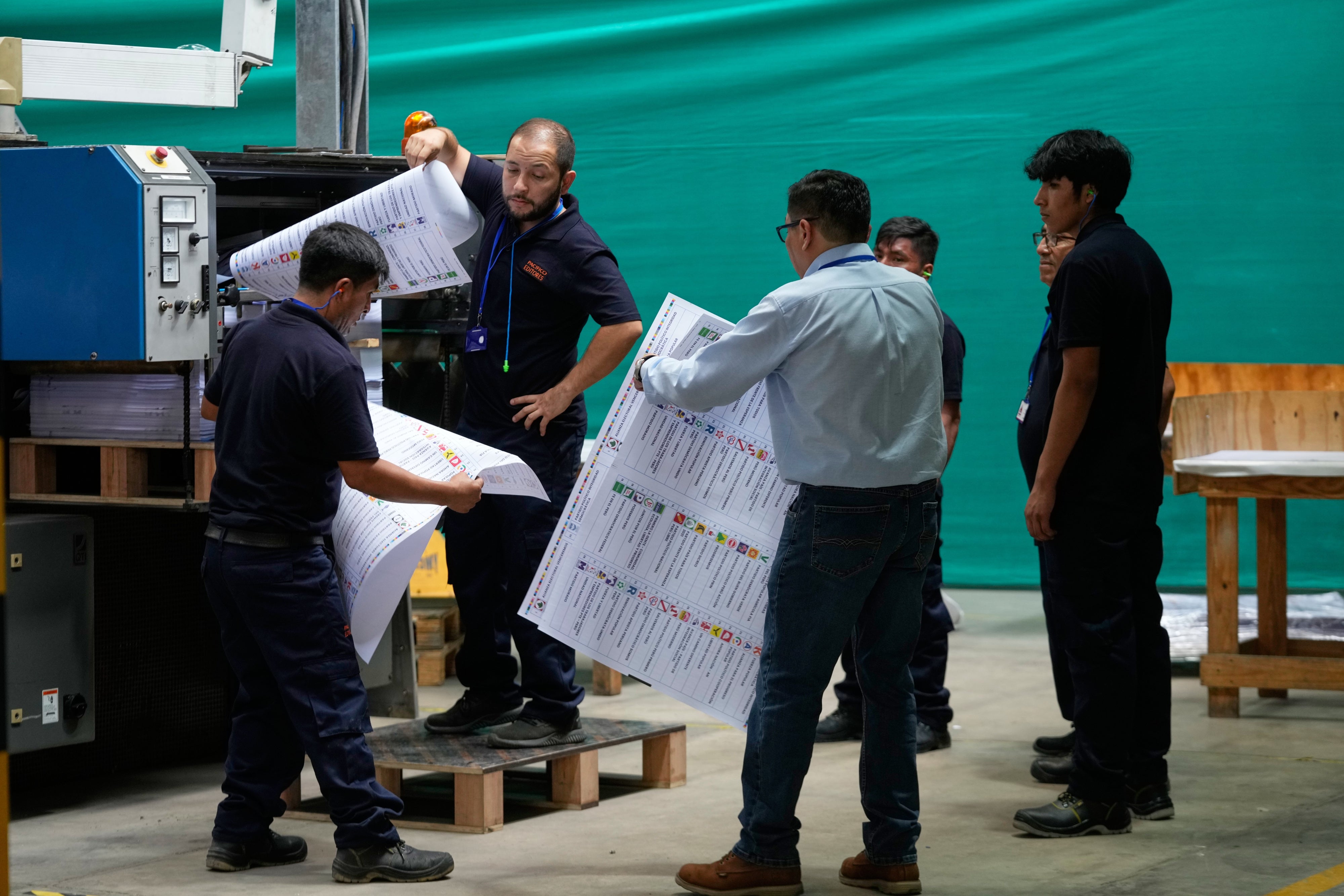Un miembro del personal electoral revisa una prueba de color de las papeletas recién impresas antes de las elecciones presidenciales, durante una presentación para la prensa en Lima, Perú, el martes 10 de marzo de 2026.