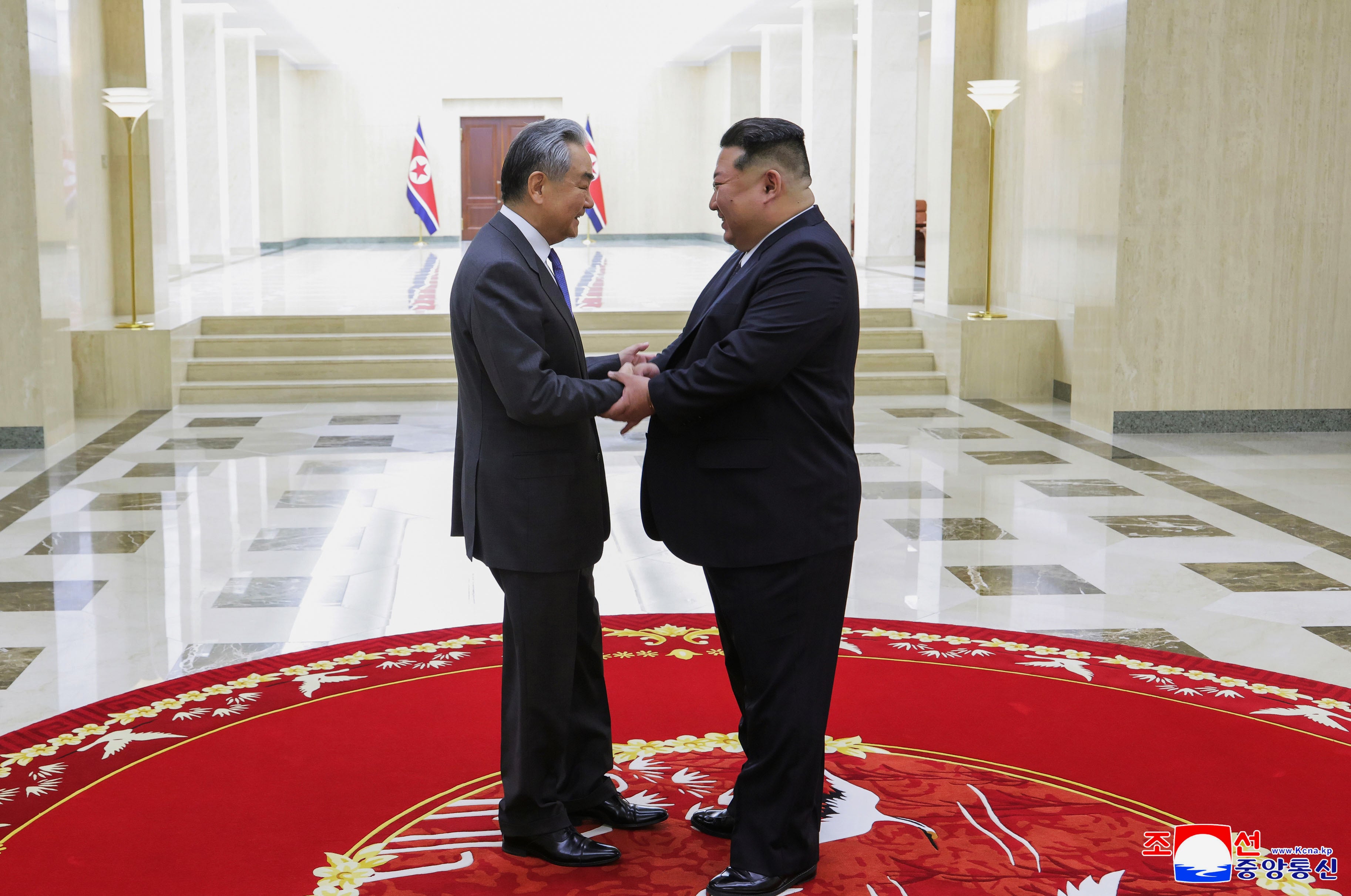 Le dirigeant nord-coréen Kim Jong Un (à droite) accueillait le ministre chinois des Affaires étrangères, Wang Yi, à Pyongyang, en Corée du Nord, le 10 avril 2026.