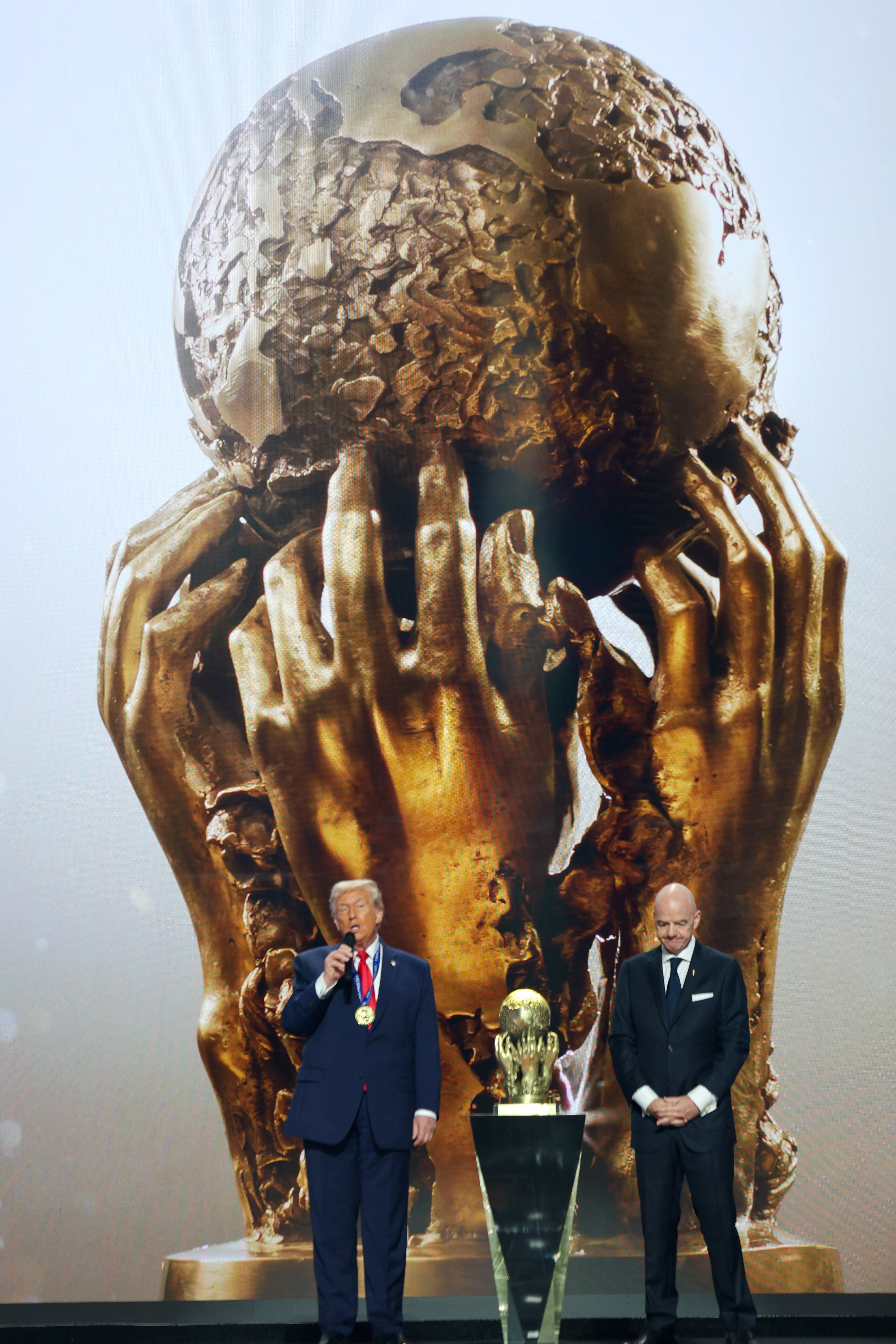 FIFA-Präsident Gianni Infantino und US-Präsident Donald Trump auf der Bühne während der offiziellen Auslosung der FIFA-Weltmeisterschaft 2026 am 5. Dezember 2025 in Washington, DC.