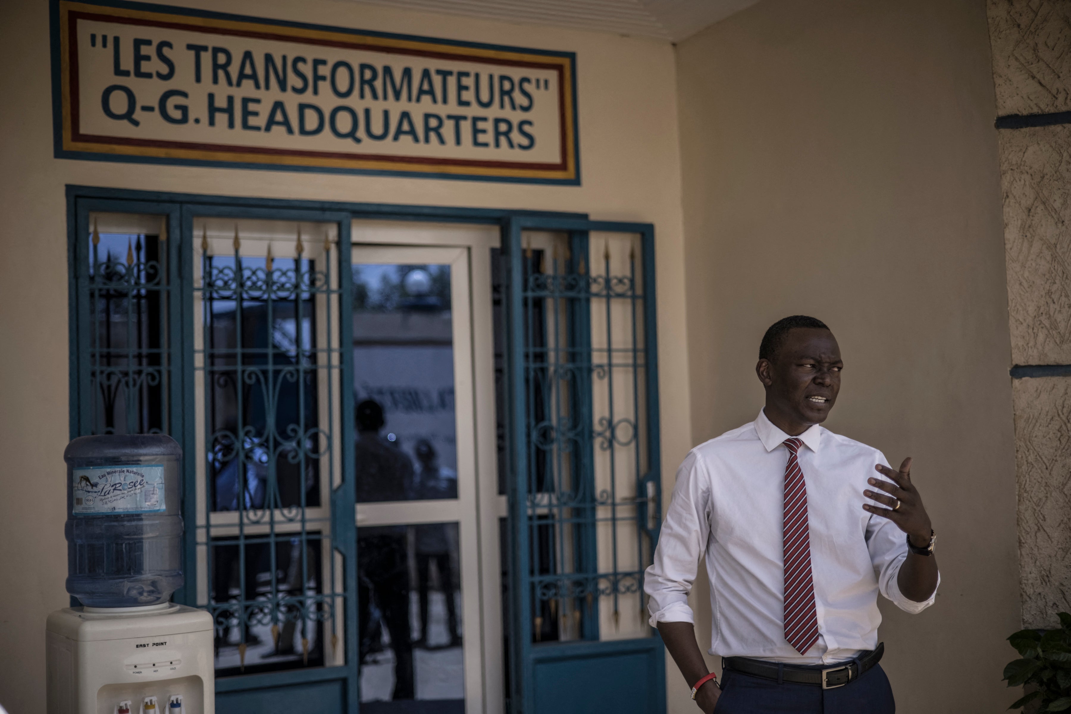 Succès Masra, président du parti d'opposition Les Transformateurs, devant le siège du parti à N'Djamena, le 8 avril 2021.