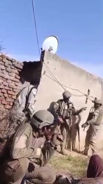 Contratistas militares privados hispanohablantes y combatientes de las RSF reunidos en un patio entre casas en El Fasher, Darfur del Norte, Sudán.