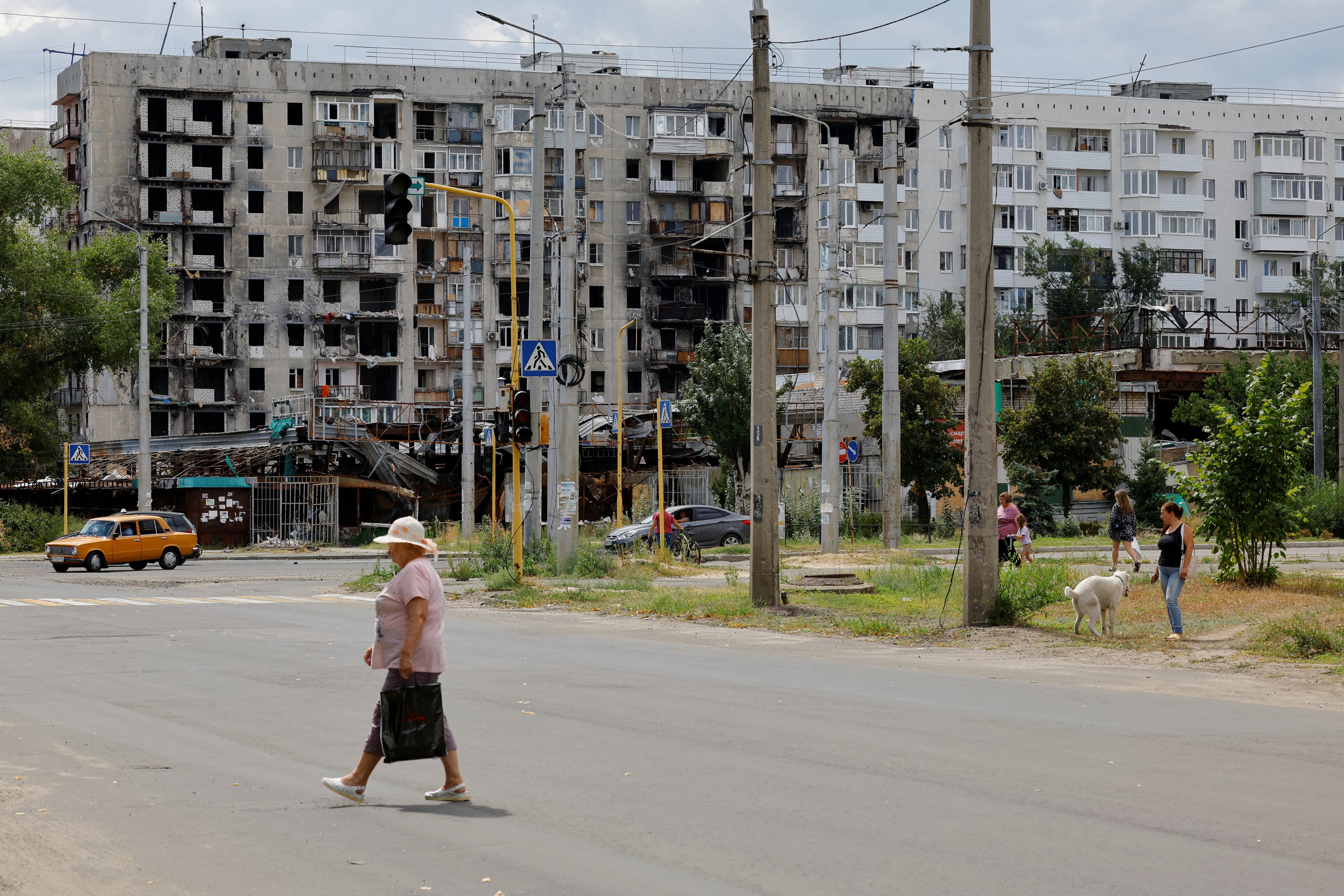 Ein beschädigtes Wohnhaus in der von Russland besetzten ostukrainischen Stadt Sewerodonezk in der Region Luhansk, 8. August 2024.