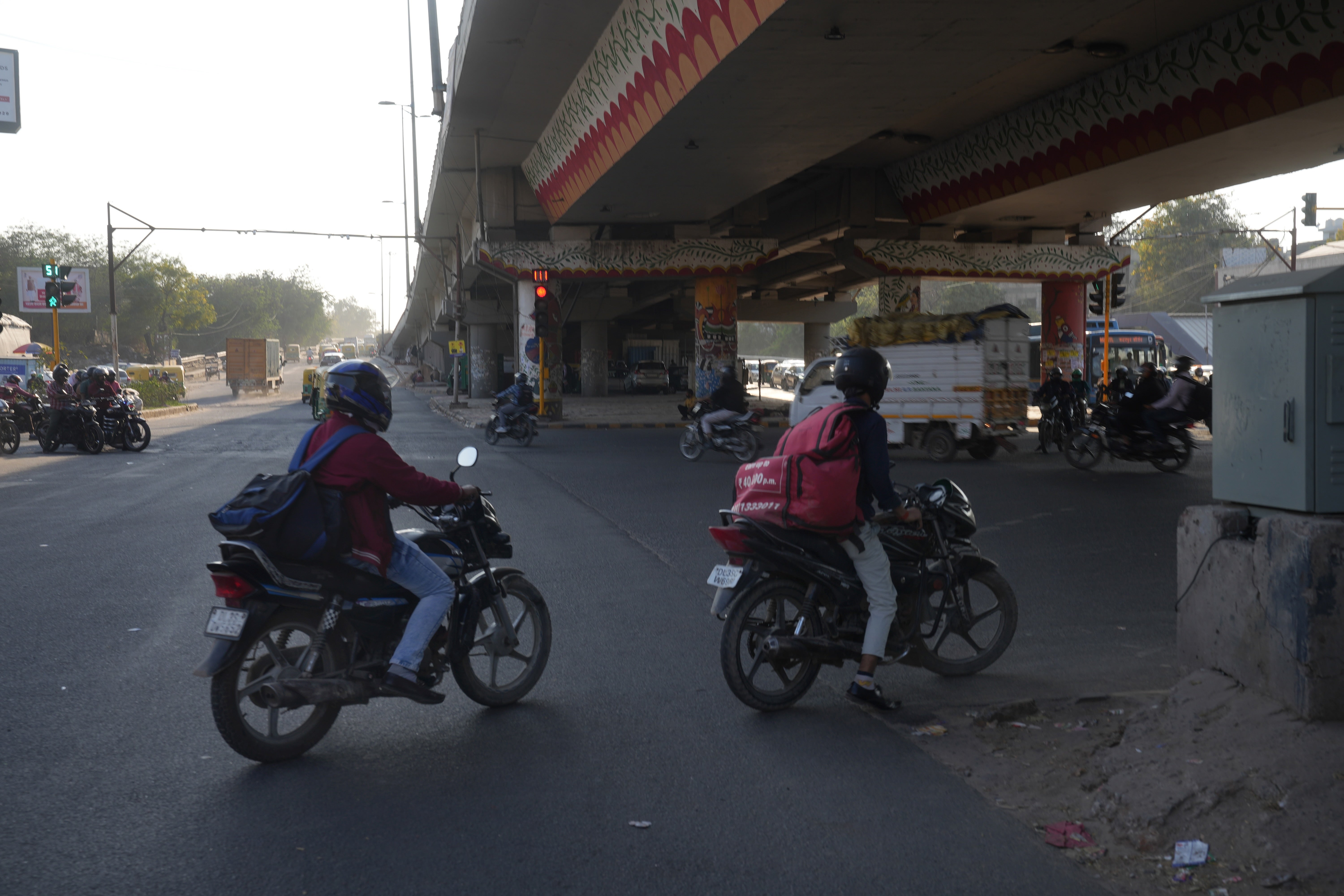 Des livreurs circulaient à moto à New Delhi, en Inde, en 2026. 