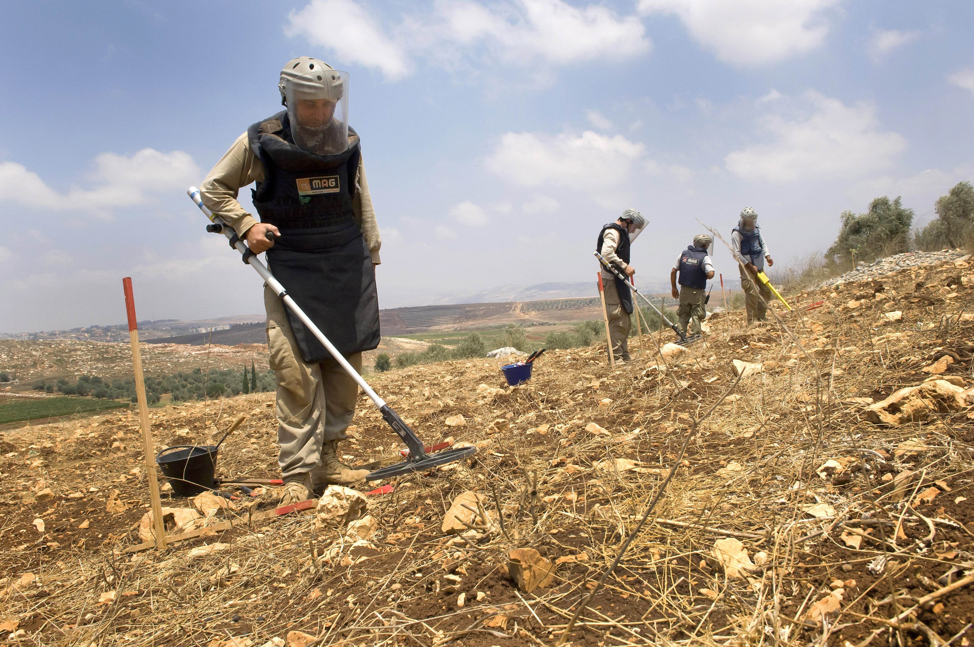 Une équipe de l’ONG britannique Mines Advisory Group (MAG) menait une opération de déminage sur des terrains agricoles partiellement contaminés dans le sud du Liban, le 10 novembre 2020.