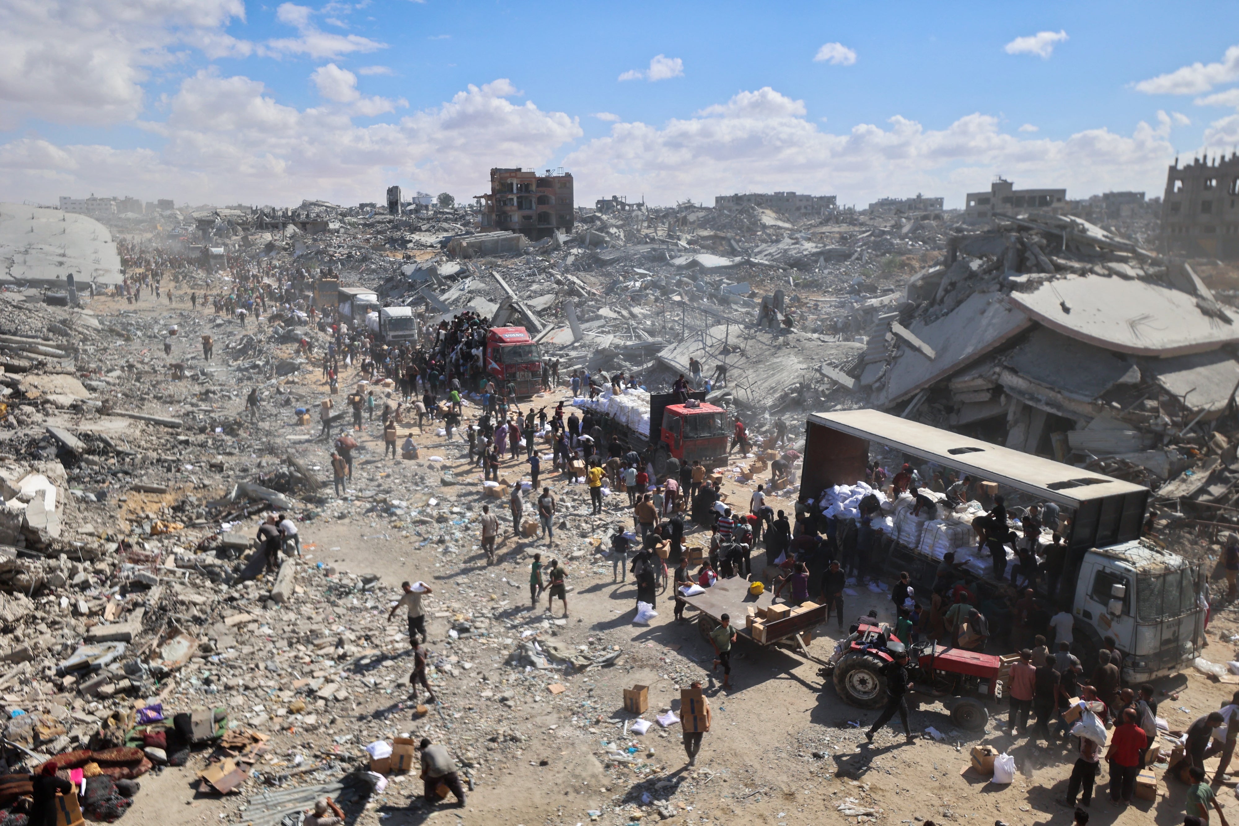 משאיות סיוע נכנסות במעבר כרם אבו סאלם (כרם שלום) בחאן יונס, עזה, 12 באוקטובר 2025. 