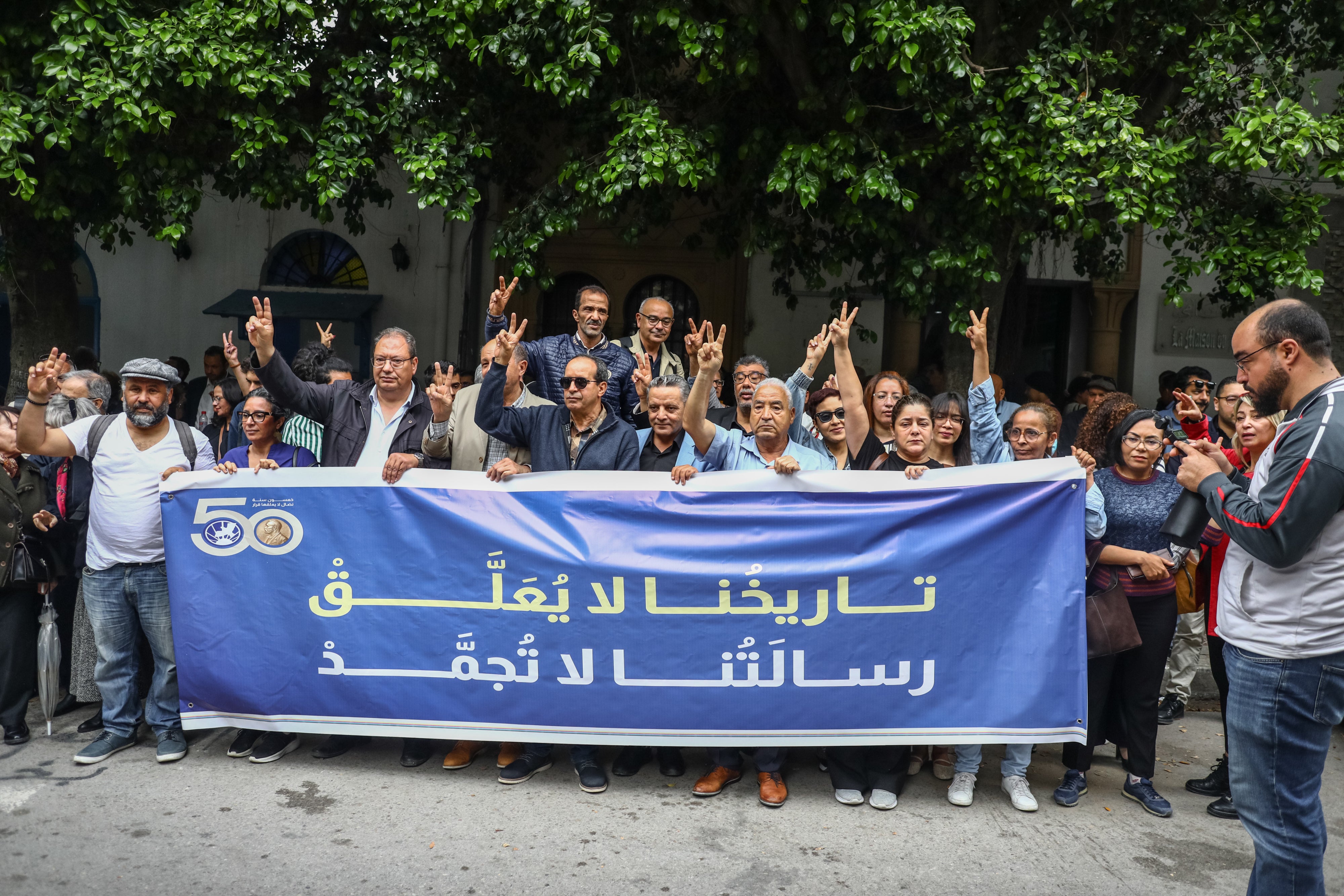 Des manifestants tenaient une banderole avec ce message en arabe : « Notre histoire ne sera pas stoppée et notre message n’est pas gelé », lors d'un rassemblement devant le Tribunal de première instance de Tunis, le 6 mai 2026, après la suspension de la Ligue tunisienne des droits de l'homme.