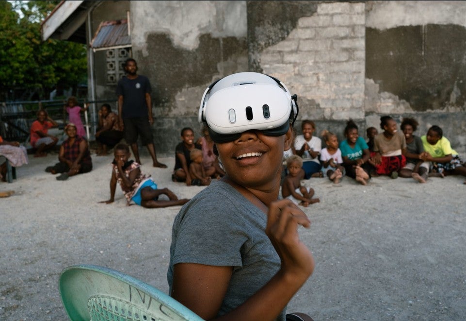 Ein Einwohner der Gemeinde Ngongosila in der Provinz Malaita auf den Salomonen betrachtet während einer Vorführung Inhalte in Virtual Reality