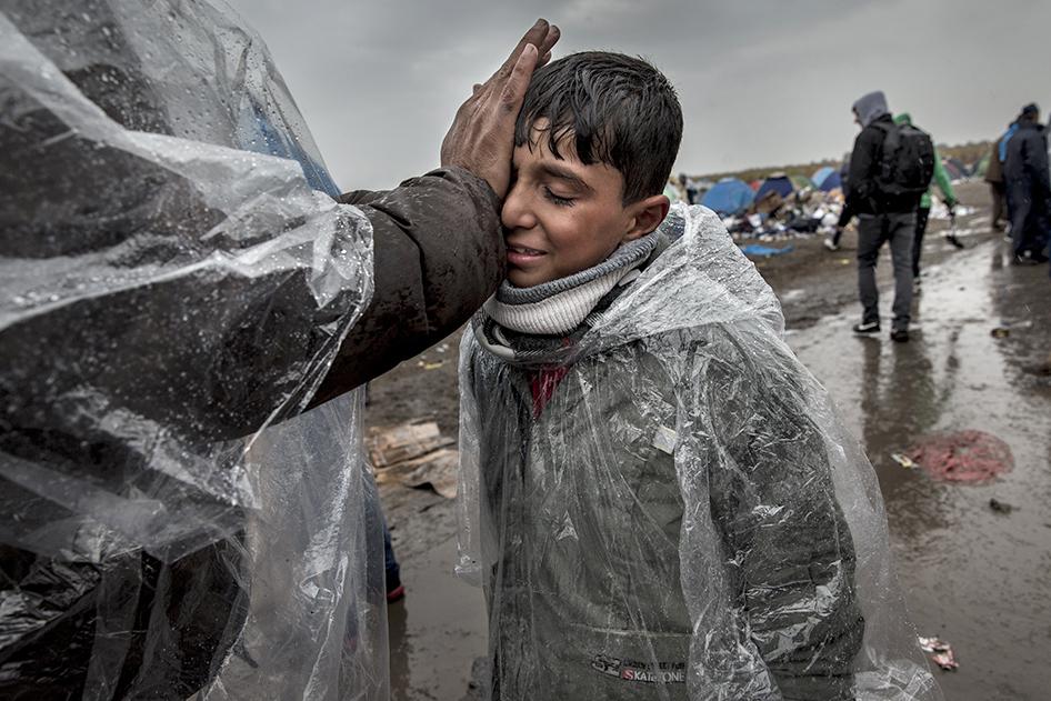 Ali, um menino iraquiano, reencontra sua família após ter sido separado dela no campo de detenção em Rozske, na Hungria. 10 de setembro de 2015.