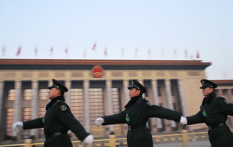 一队卫兵在人民大会堂外巡逻，2015年3月5日。