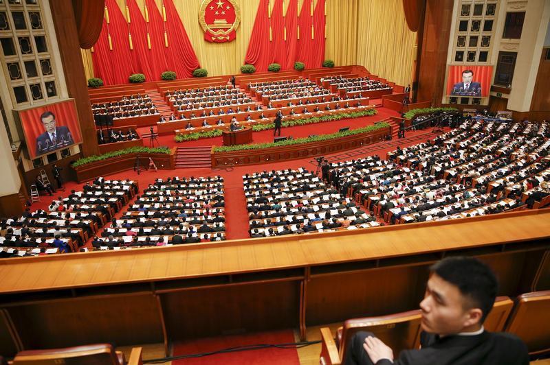  2016年3月5日中国北京人民大会堂上， 一名警卫在国务院总理李克强致辞时站岗。