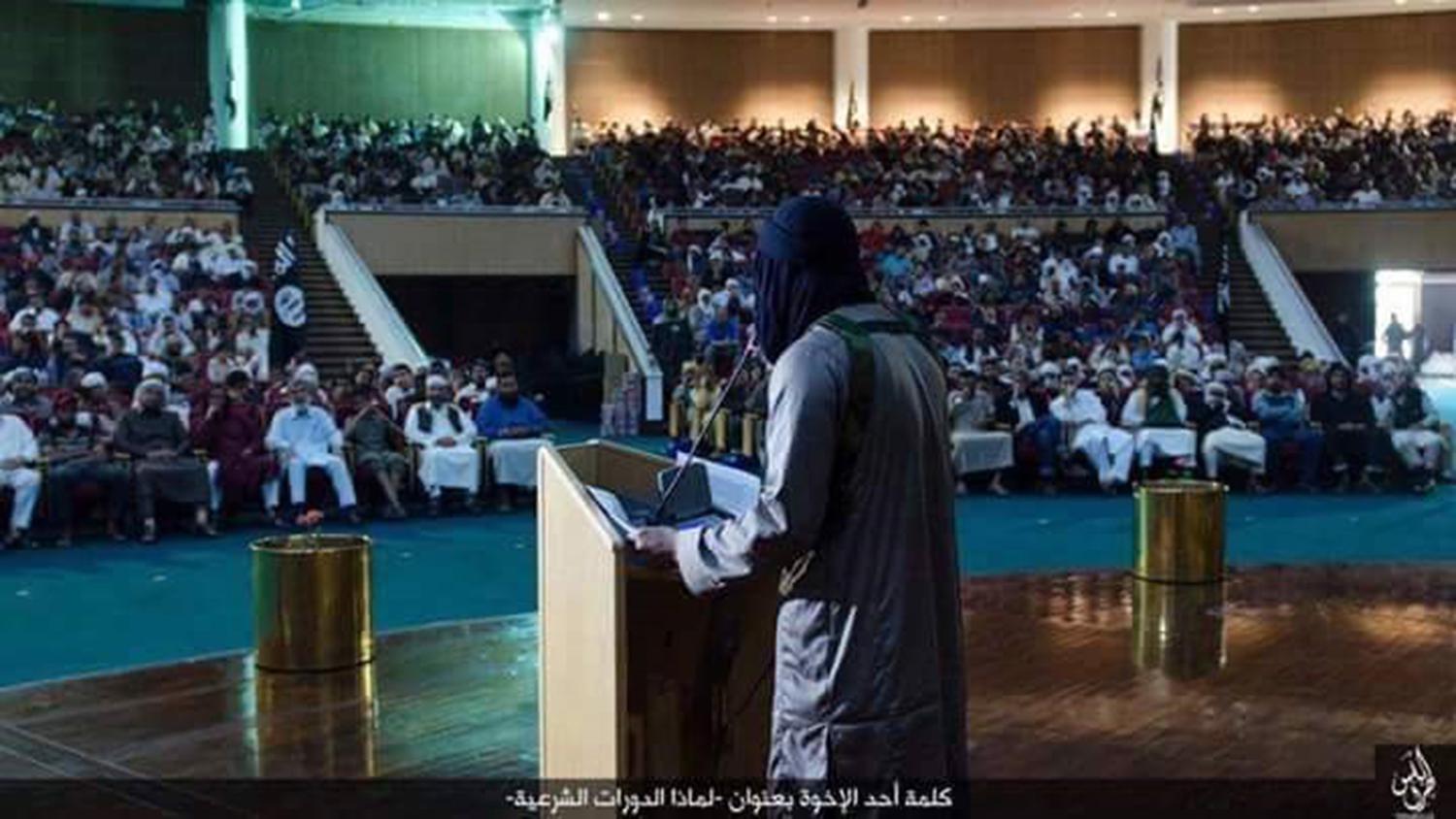 محاضرة لـ داعش حول الشريعة في مجمع واغادوغو في سرت، ليبيا، حيث كان الزعيم الليبي السابق معمر القذافي يعقد مؤتمراته مع قادة العالم. كُتب على الصورة "كلمة أحد الإخوة بعنوان: لماذا الدورات الشرعية". صورة لـ داعش في 2016، انتشرت على وسائل التواصل الاجتماعي.