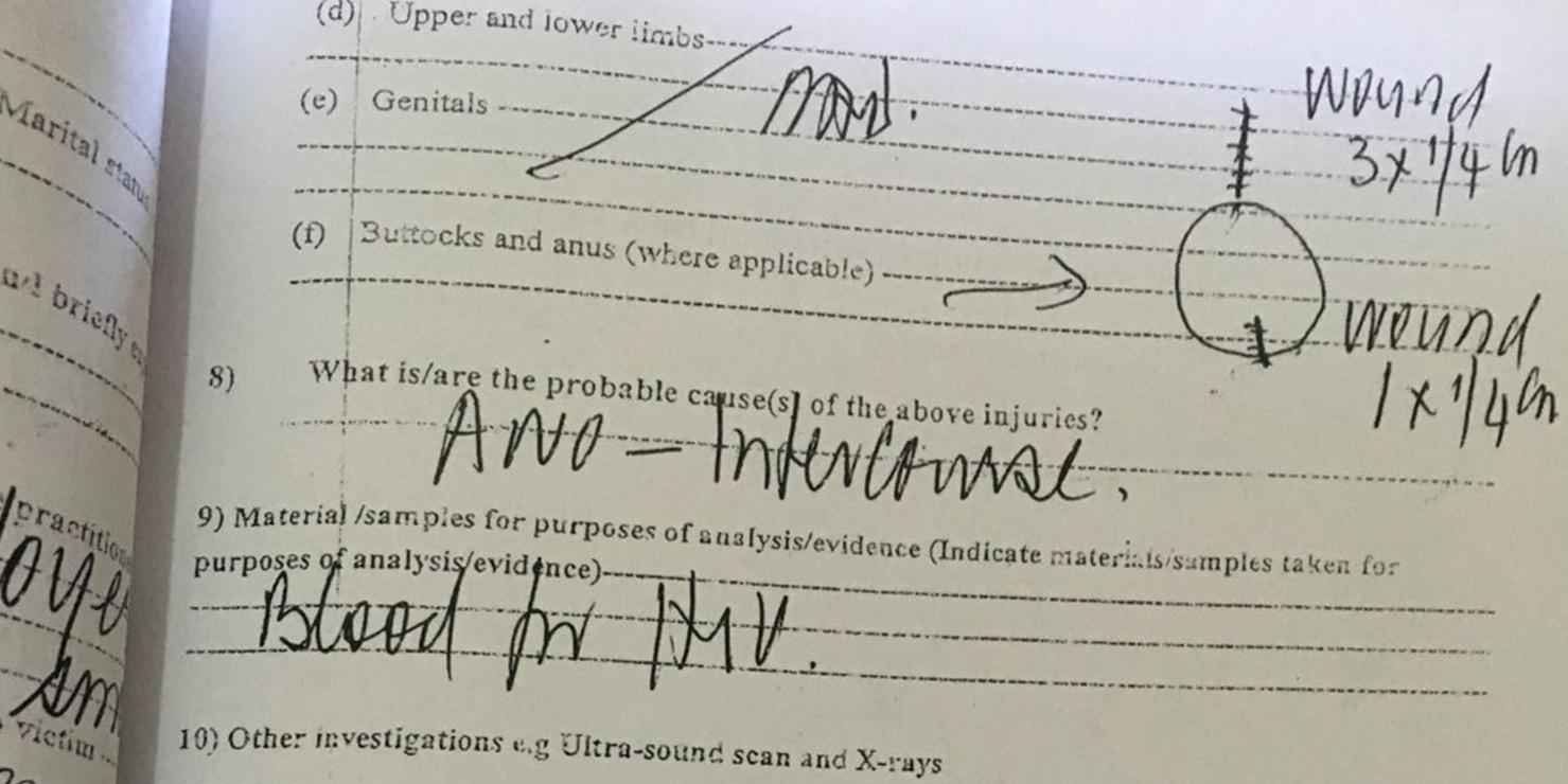 Un doctor rellena un informe médico en Kampala, Uganda, después de llevar a cabo el examen anal forzado de un hombre sospechoso de haber mantenido relaciones homosexuales consensuadas. 