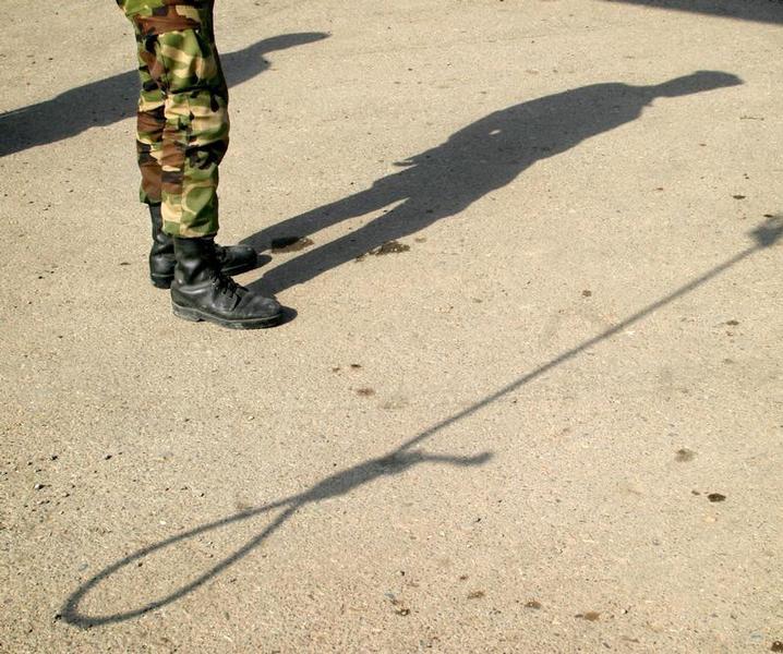 Les ombres d'un policier iranien et d'un nœud coulant étaient visibles sur le sol peu avant une pendaison à Pakdasht, au sud de Téhéran, en mars 2005. 