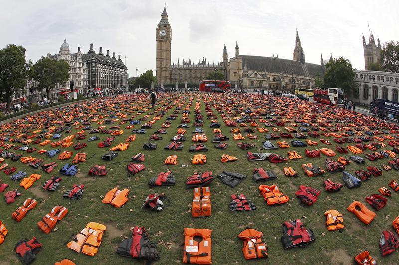  Exposição de coletes salva-vidas usados por refugiados durante travessia da Turquia para a ilha grega de Chios no Parliament Square, no centro de Londres, Grã-Bretanha. 19 de setembro de 2016.