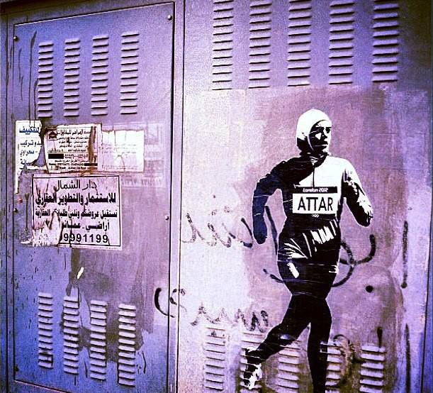 أنتج الفنان السعودي شاويش وغارم ستوديوعام 2013، لوحة جدارية بالحجم الطبيعي لتخليد ذكرى عداءة المضمار والميدان الألمبية السعودية سارة عطار، كإحدى أول امرأتين سعوديتين في التاريخ تشاركان في دورة الألعاب الاولمبية