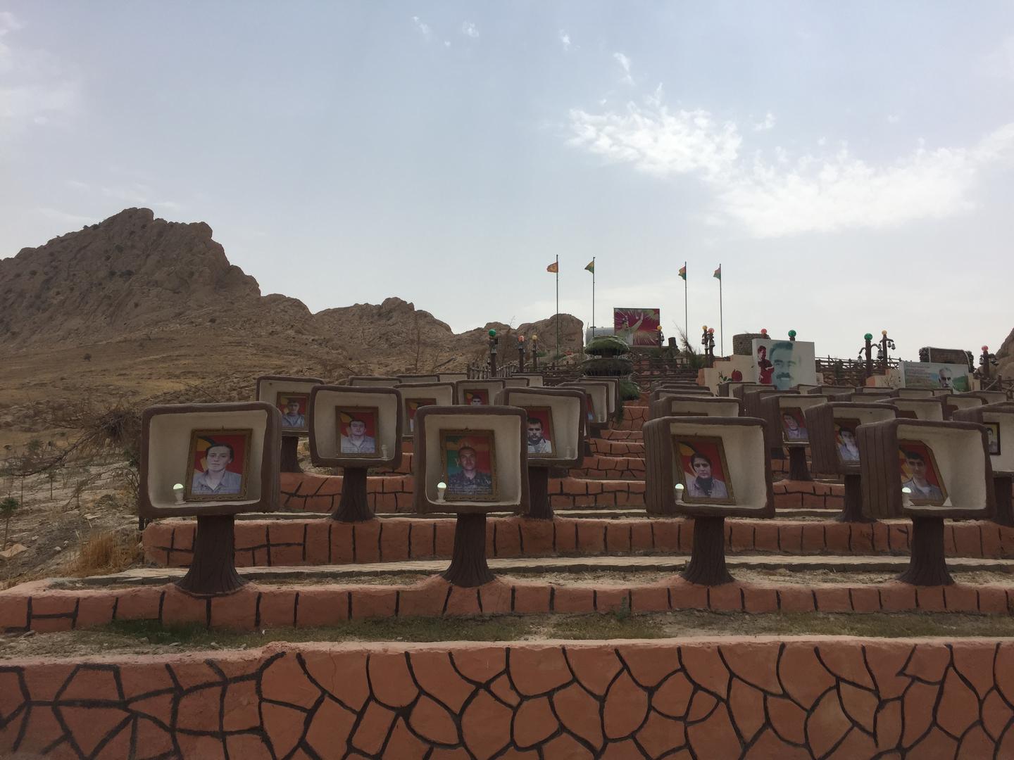نصب تذكاري لقتلى "وحدات الدفاع الشعبي"/ "وحدات مقاومة سنجار" في سنجار.  