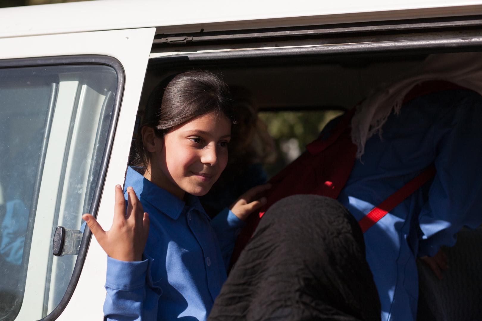 Bara’a sobe no ônibus que a leva à escola depois de ficar dois sem acesso à educação formal.
