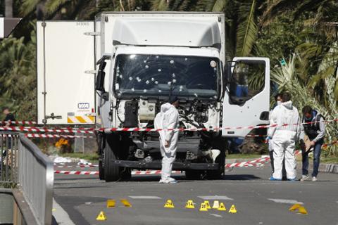 Perícia continua a trabalhar no local perto do caminhão que atingiu uma multidão e matou dezenas de pessoas que celebravam o feriado nacional do Dia da Bastilha, 14 de julho, na Promenade des Anglais, em Nice, França. 15 de julho de 2016 
