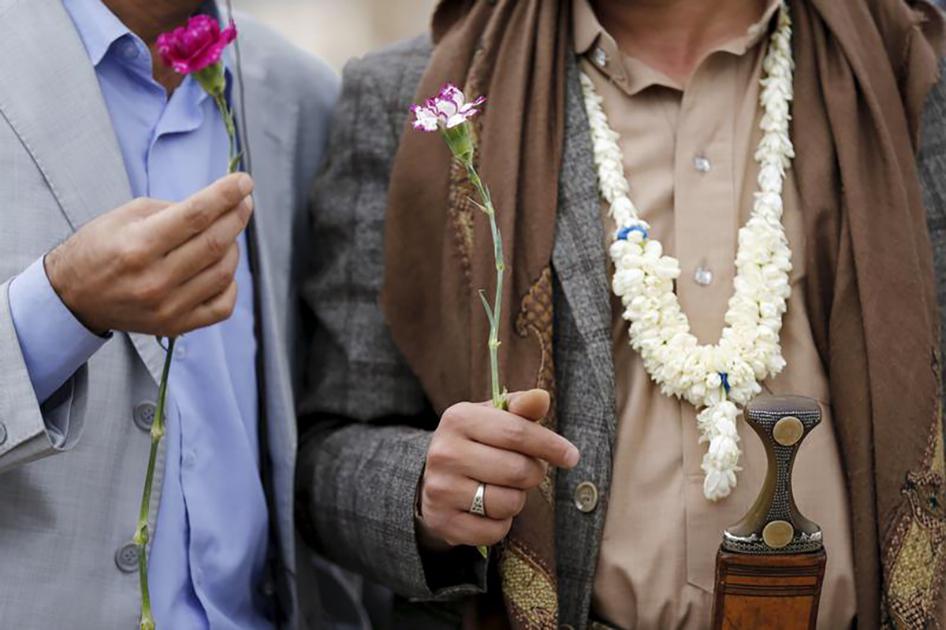 أعضاء من الطائفة البهائية يتظاهرون خارج محكمة أمن الدولة في صنعاء، اليمن، أبريل/نيسان 2016.