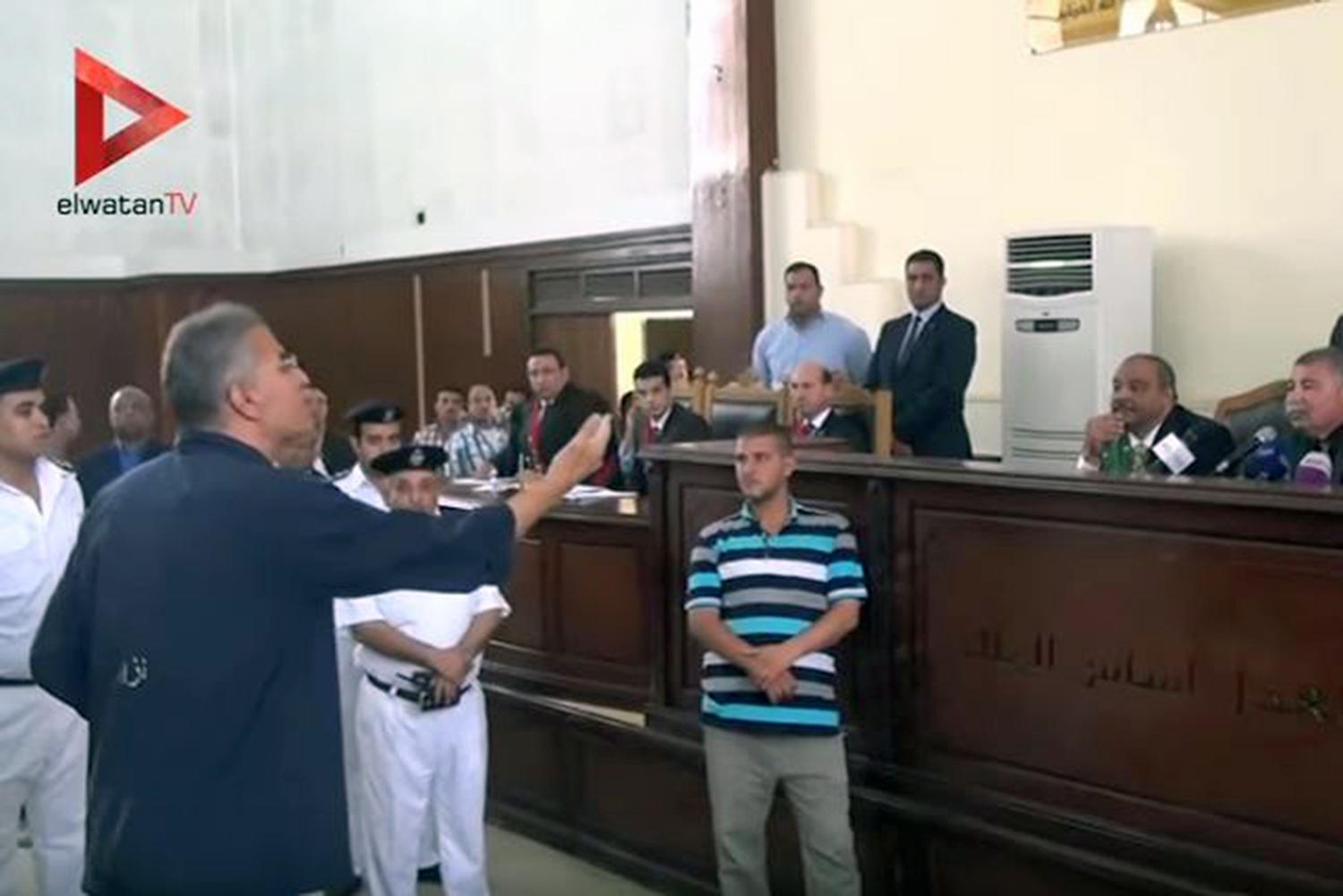 عصام سلطان، قيادي في "حزب الوسط"، اشتكى أنه عندما كان في سجن العقرب، لم يستطع الوصول إلى محاميه أو وثائق المحكمة، كما لم يعرف لماذا تم استدعاؤه إلى المحكمة في ذلك اليوم.