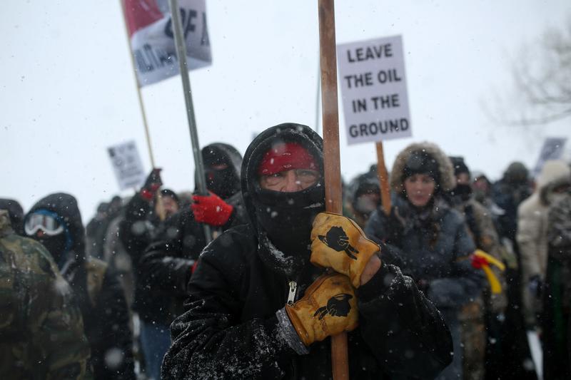 美国原住民与退伍军人、社运人士共同在立岩（Standing Rock）印第安保留地的欧塞提撒科温营地外举行示威，美国北达科他州坎能波附近，2016年12月5日。