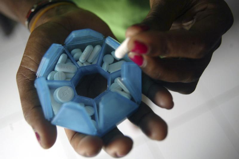 seorang perempuan pengidap HIV menyiapkan obat-obatannya di satu rumah penampungan di Jayapura, Indonesia, 27 November 2008.  