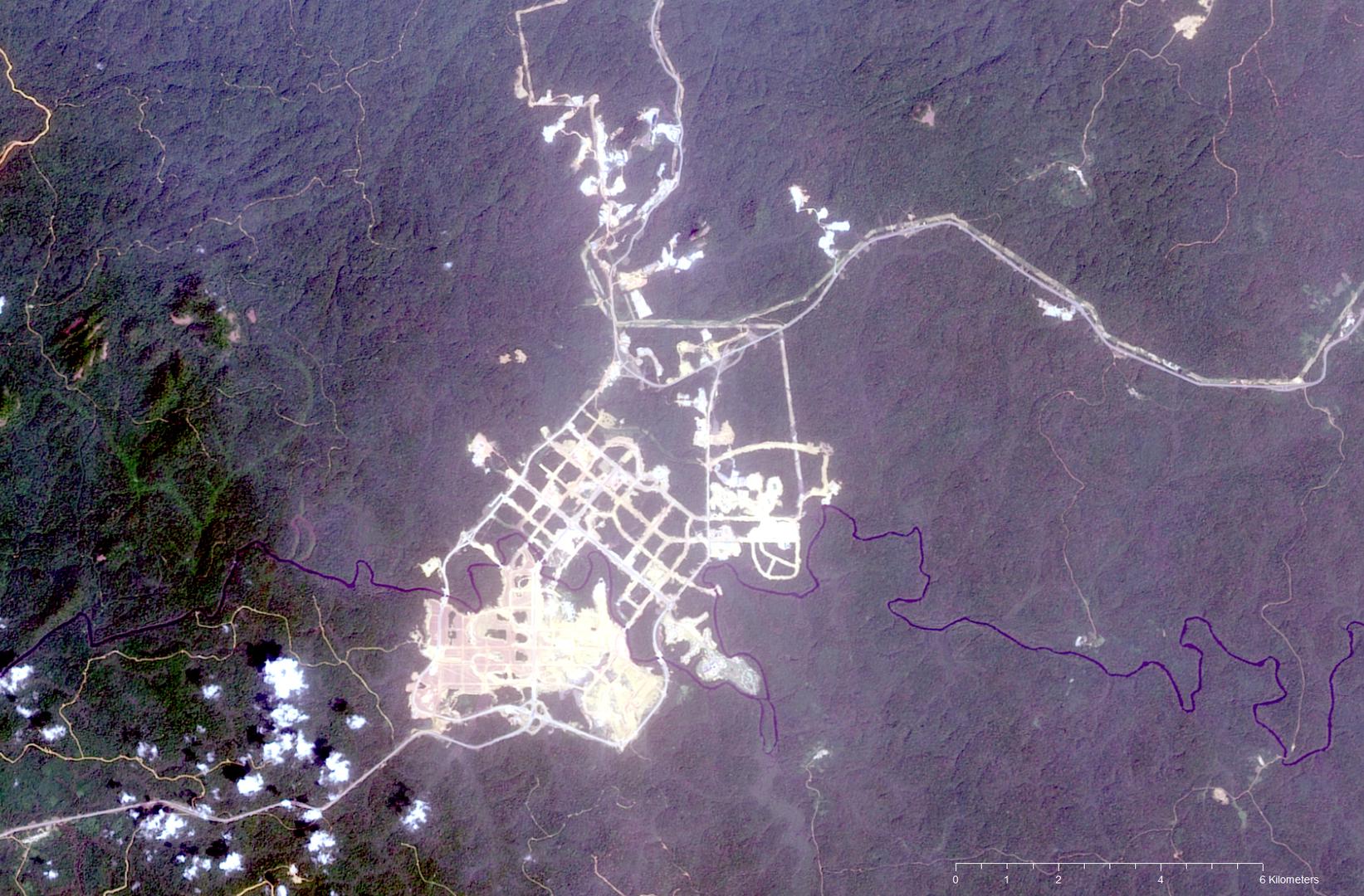 Tras haber gastado cientos de millones de dólares en edificios gubernamentales en la capital, Malabo, Bata, Guinea Ecuatorial está destinando miles de millones de dólares a la construcción de una nueva capital administrativa, Oyala, en medio de la selva.