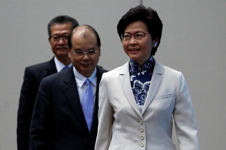 香港特区行政长官当选人林郑月娥（右）偕同政务司长张建宗（中）和财政司长陈茂波出席新闻发布会，香港，2017年6月21日。