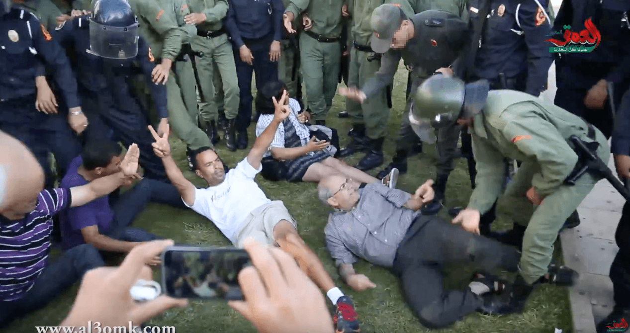 Des policiers marocains encerclent des manifestants participant à un sit-in à Rabat, le 8 juillet 2017.