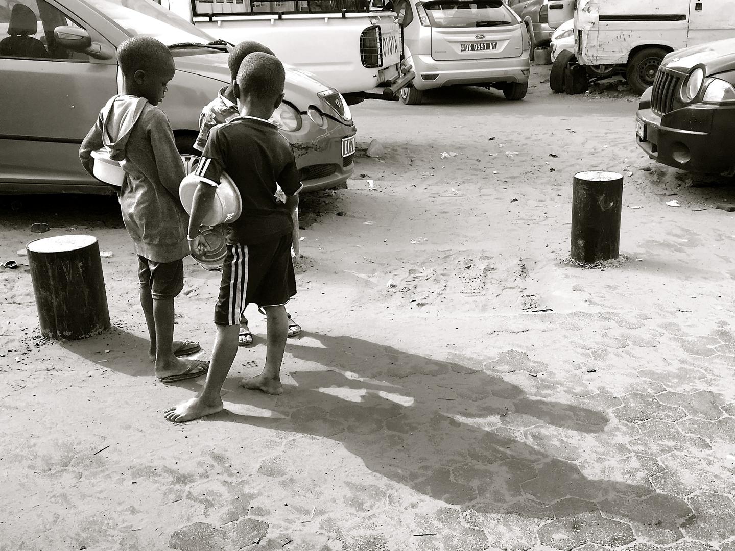 Des talibés mendient dans le centre ville de Dakar, au Sénégal, le 11 mai 2017. 