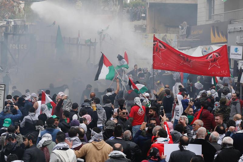رش متظاهرين بالماء قرب السفارة الأمريكية في عوكر شمال بيروت، لبنان، 10 ديسمبر/كانون الأول 2017. © 2017 رويترز