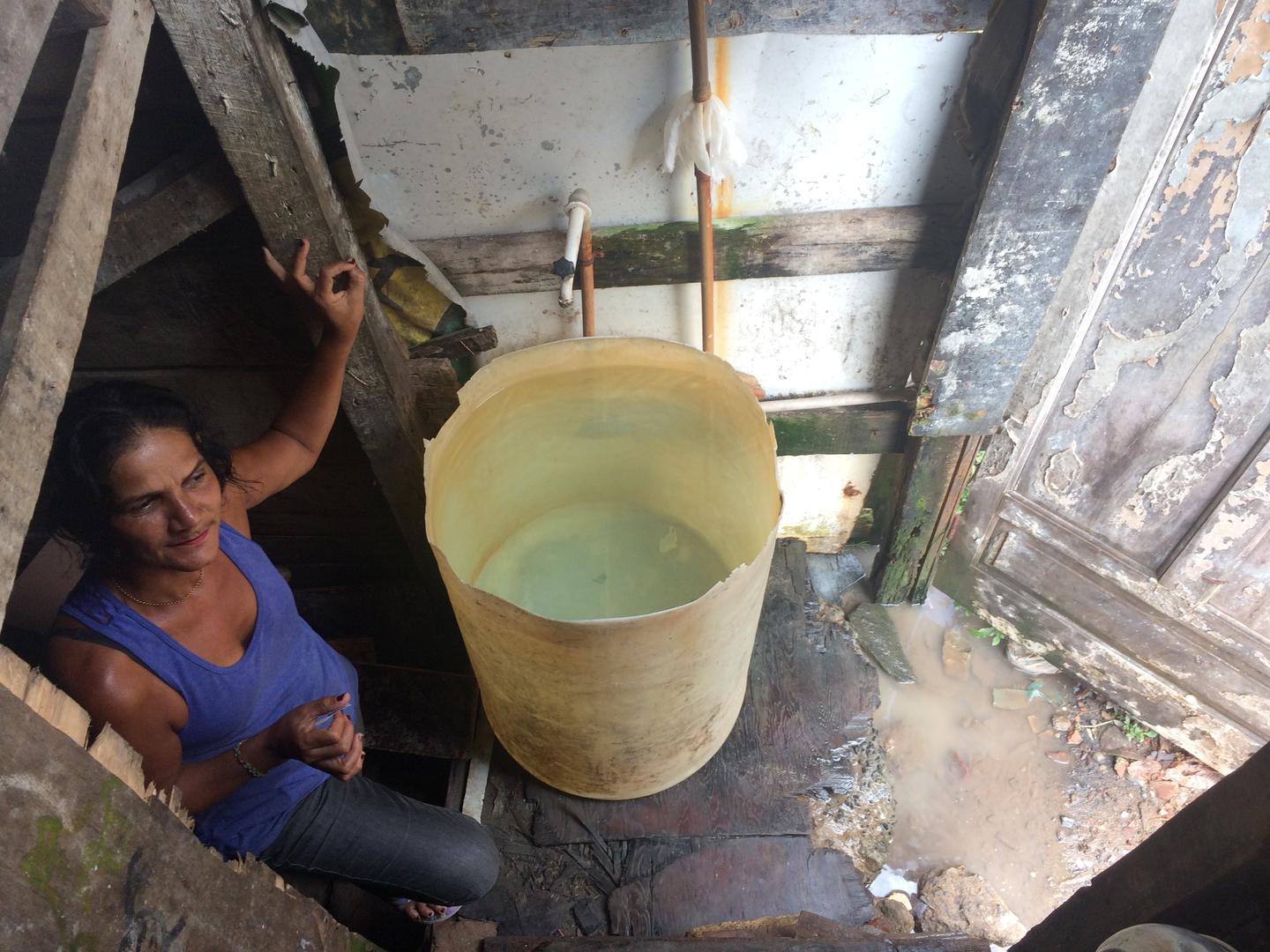 Lindasselva vive em um barraco de uma favela em Olinda, no estado de Pernambuco. 