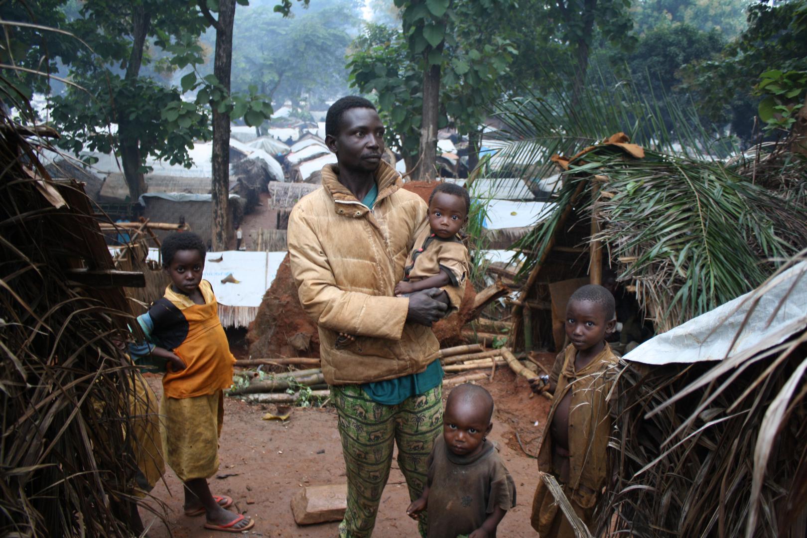 Un habitant du quartier de Paris-Congo à Alindao, dans la province de Basse-Kotto en République centrafricaine, et ses enfants, dans le camp pour personnes déplacées situé dans cette ville, le 27 août 2017. 
