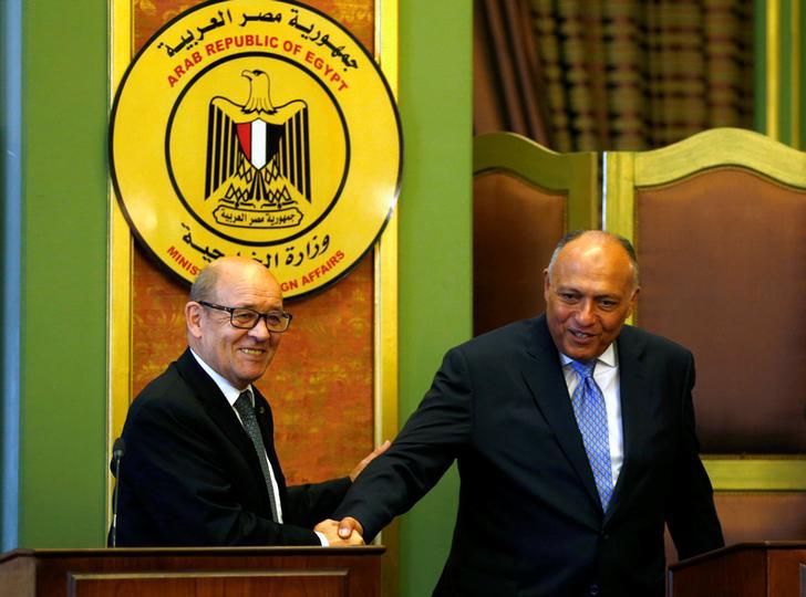 وزير الخارجية الفرنسي جان ايف لي دريان يصافح مع وزير الخارجية المصري سامح شكري بعد مؤتمره الصحفي المشترك في القاهرة، مصر 8 يونيو 2017