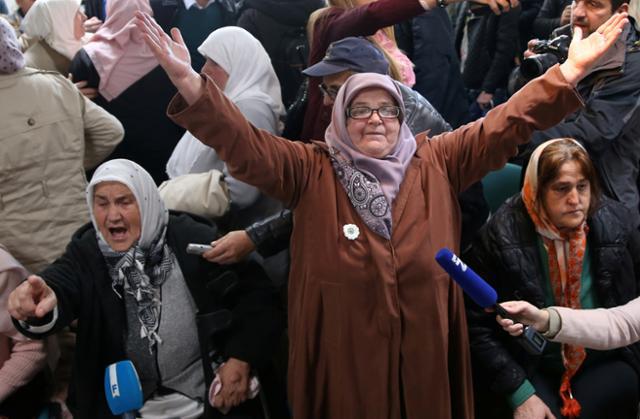 رد فعل امرأة لدى مشاهدتها بث محاكمة الجنرال السابق في جيش صرب البوسنة راتكو ملاديتش في مركز بوتوكار التذكاري قرب سربرنيتشا. 