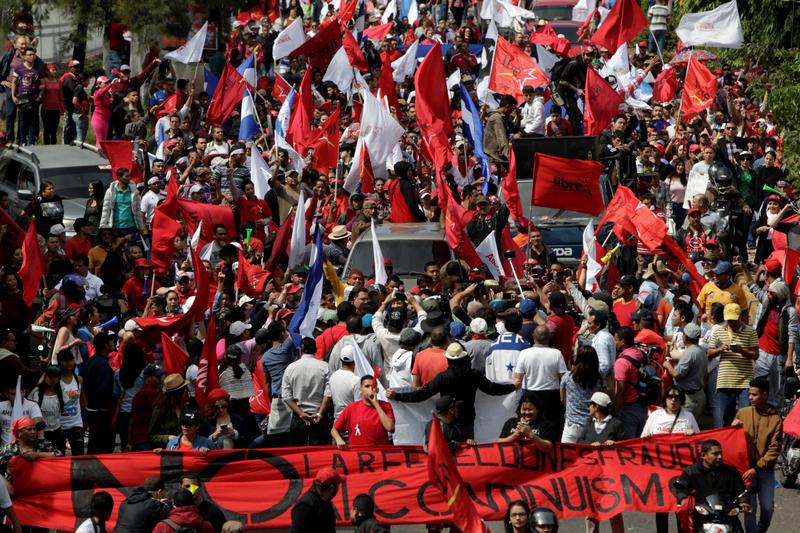 Partidarios de Salvador Nasralla, el candidato presidencial por la “Alianza de oposición contra la dictadura”, participan de una marcha a propósito de la cuestionada elección presidencial, en Tegucigalpa, Honduras, el 10 de diciembre de 2017.