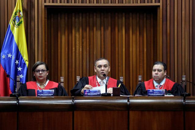 El presidente del Tribunal Supremo de Justicia de Venezuela, Maikel Moreno, habla durante una conferencia de prensa en Caracas, Venezuela el 27 de marzo de 2017. 