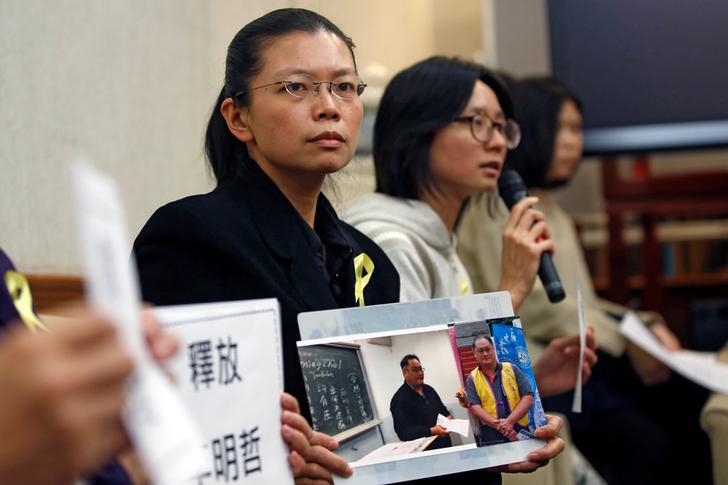 遭中国拘押的台湾人权工作者李明哲之妻李净瑜（中）出席记者会，台湾台北，2017年3月31日。