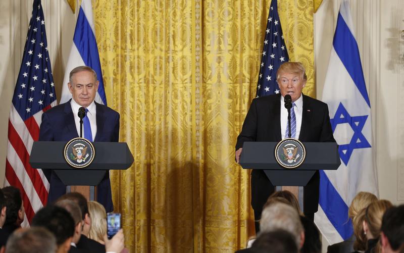 נשיא ארצות הברית דונלד טראמפ עם ראש ממשלת ישראל בנימין נתניהו במסיבת עיתונאים משותפת בבית הלבן, וושינגטון די.סי., 15 בפברואר 2017.