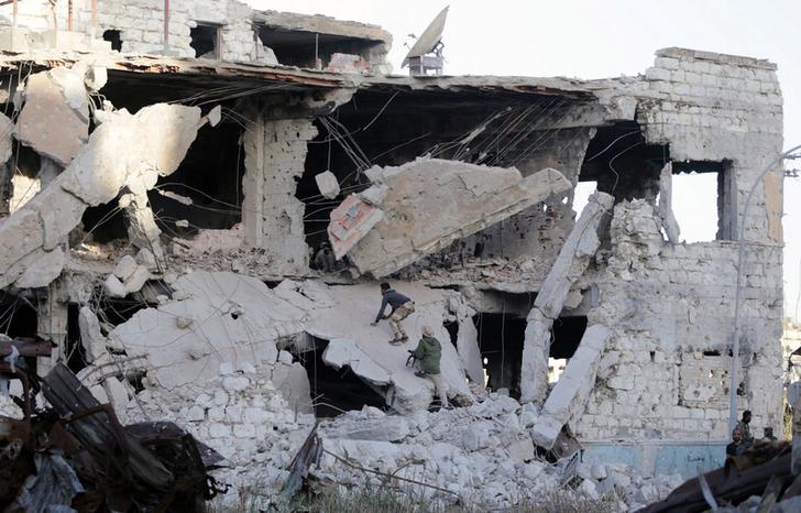 Members of the Libyan National Army climb a destroyed building during clashes with opposing forces from the Benghazi Revolutionaries Shura Council, in Sidi Khreibish neighborhood in Benghazi, Libya, November 10, 2017. 